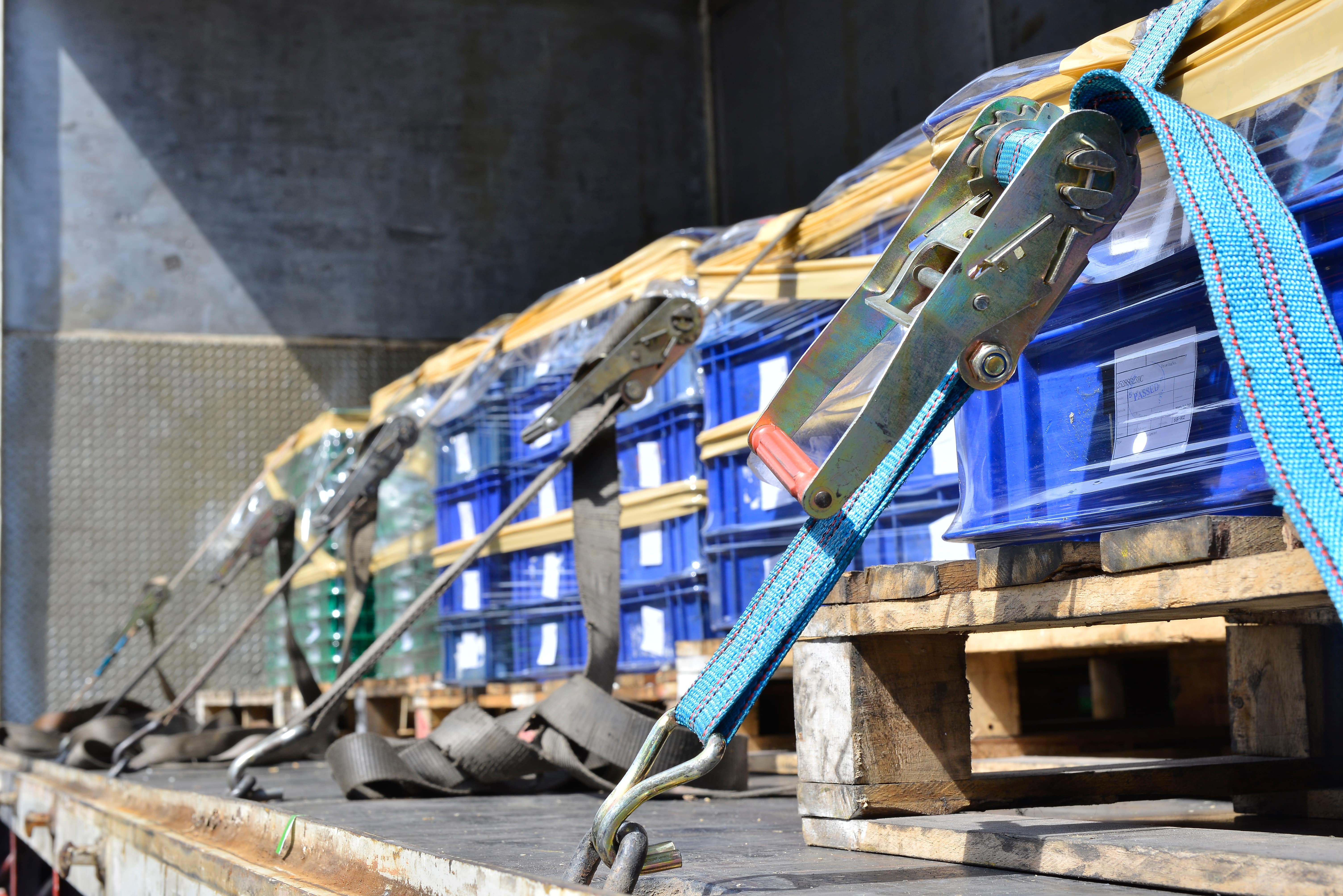 Sicherung der Ladung auf einem Frachtschiff für den Versand